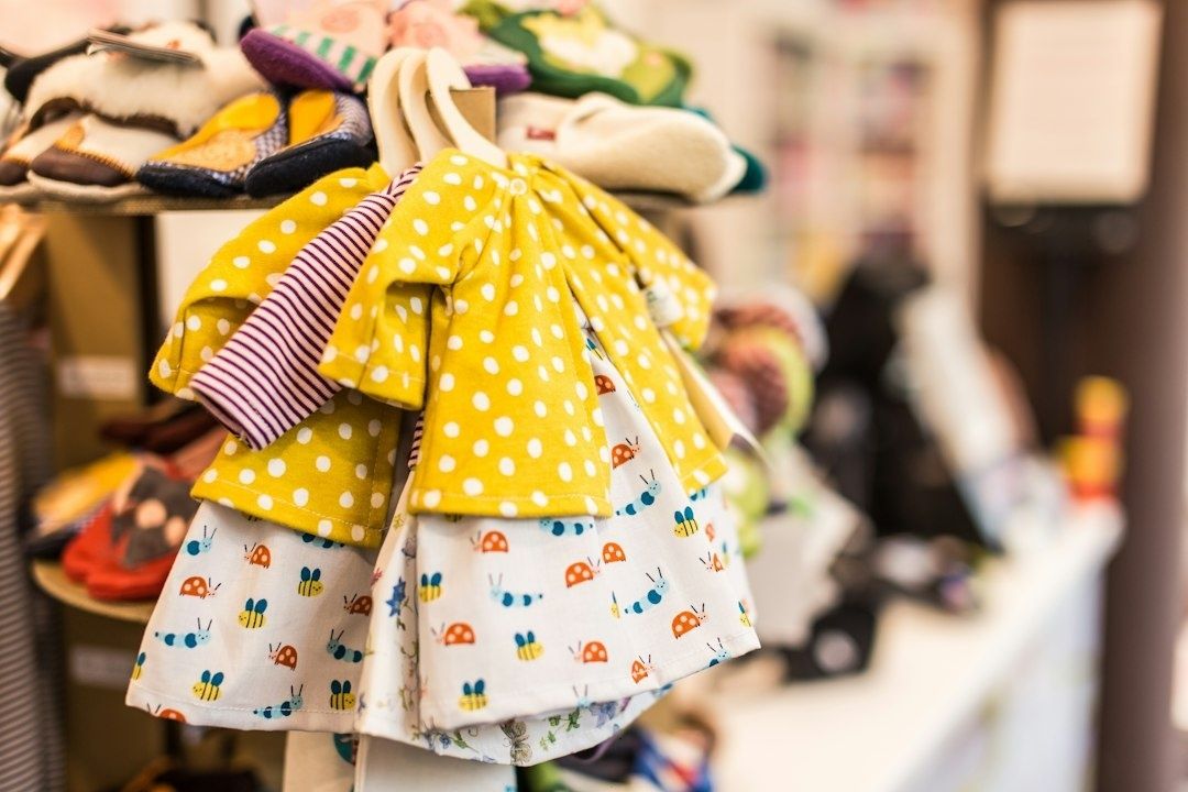 Färgglada barnkläder och skor samlade på en förskolehylla